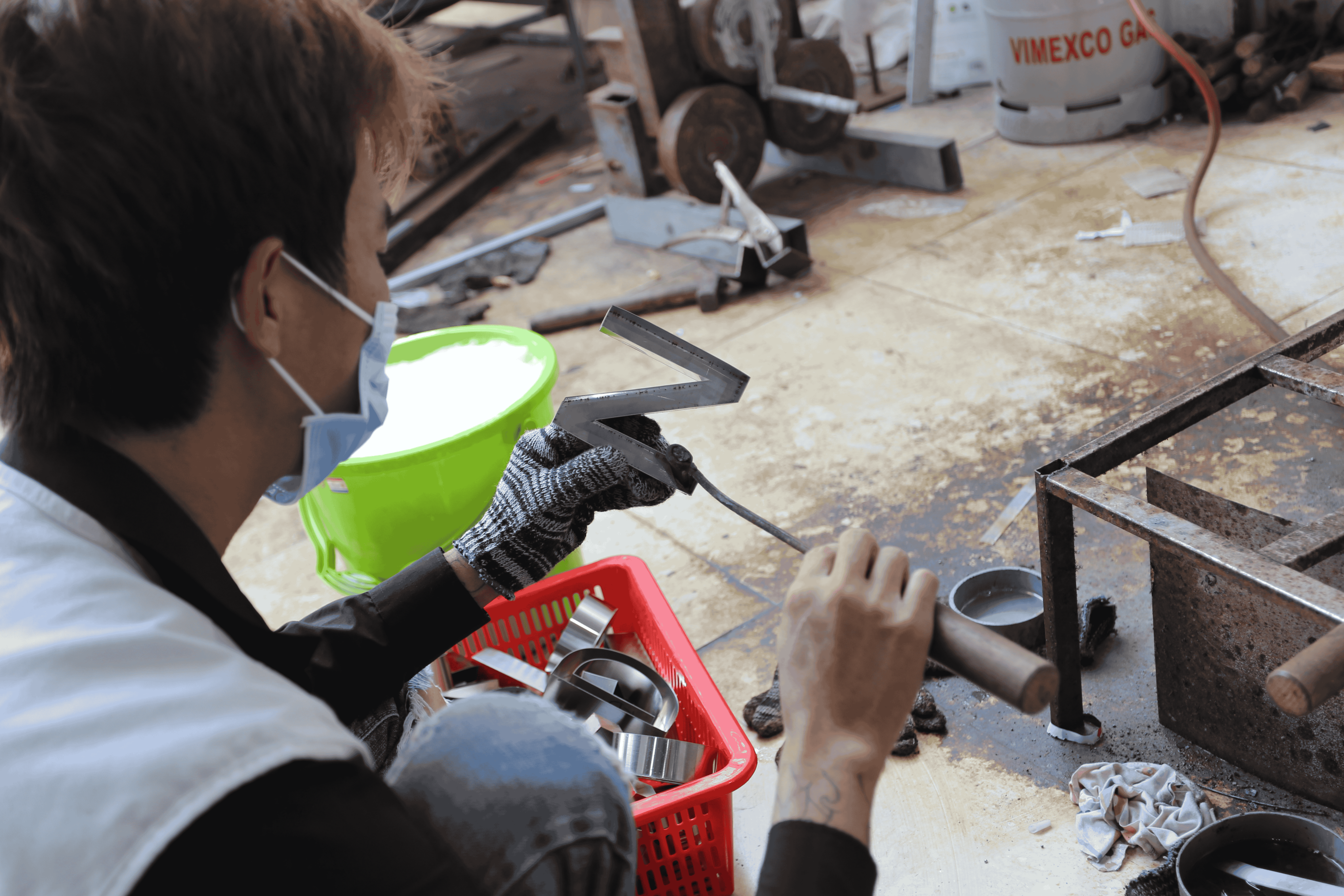 So sánh vật liệu làm bảng hiệu theo tiêu chí thực tế