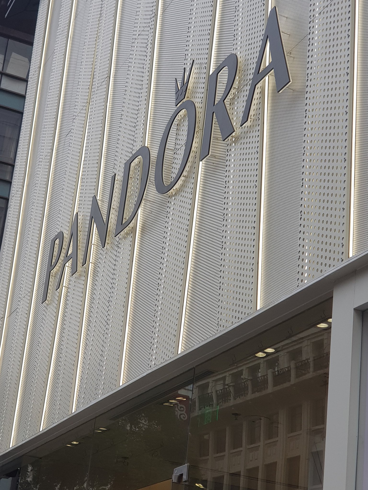 So sánh vật liệu làm logo quảng cáo